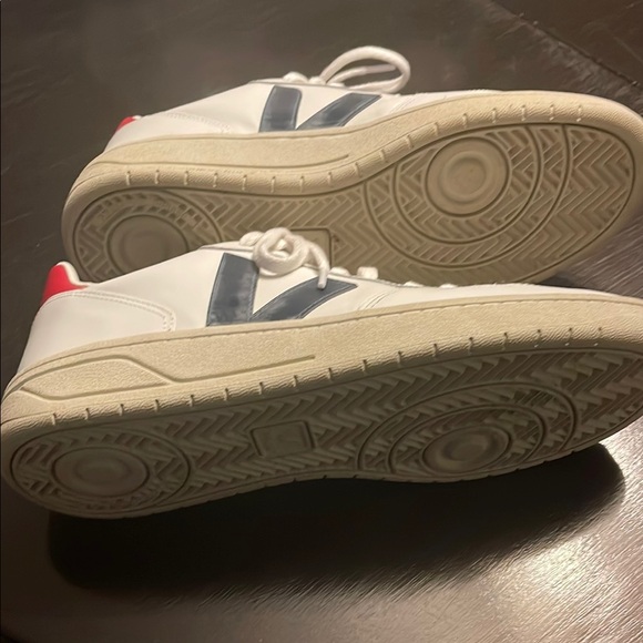 Veja Men's White and Gray Sneakers - Picture 4 of 4